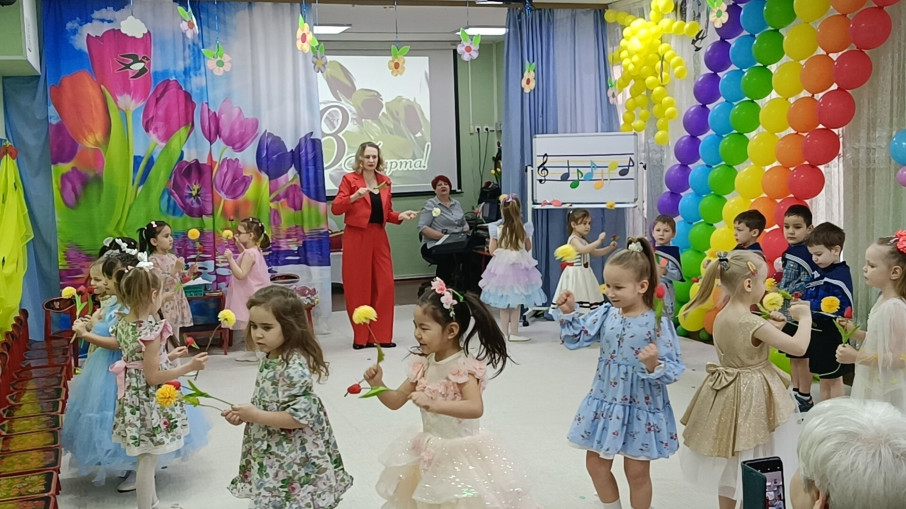 Весенний утренник в средне-старшей группе Весенний утренник в средне-старшей группе.